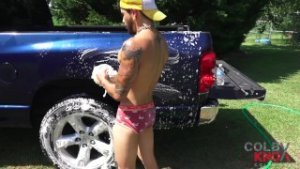 Draven Jerks and Fingers himself in the sun