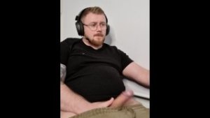 Gamer Guy loves to wank to much!