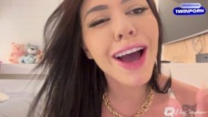 Gostosa da academia mostrando seus shortinhos curto socado na buceta e na bunda