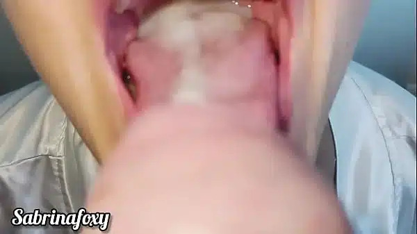 COLOMBIANA SABRINAFOXY. MI CASERO LLEGO A COBRAR LA RENTA Y NO TENIA DINERO. ME OBLIGO A MAMAR SU VERGA GRUESA EN PARTE DE PAGO Y USA MI BOCA COMO SU DEPOSITO DE LECHE. GARGANTA PROFUNDA