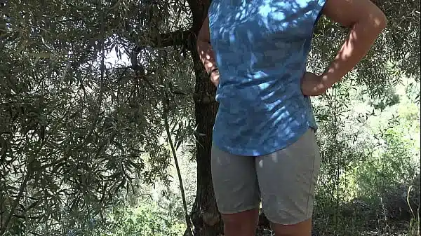 La femme d’un fermier montre sa chatte poilue à son beau-frère excité