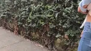 Le doy el control de mi vibrador a mi mejor amigo y no deja de vibrar mientras camina en público.