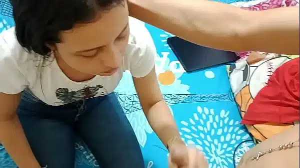 PORNO CASERO CON JOVEN HERMANASTRA COLOMBIANA DE COÑO ROSADITO Y DEPILADO, QUE RICO ME LA FOLLO – XNXX AMATEUR