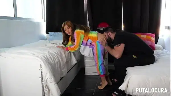 PutaLocura – La hermanastra caliente Marina Gold consuela a su hermanastro sacándole la leche