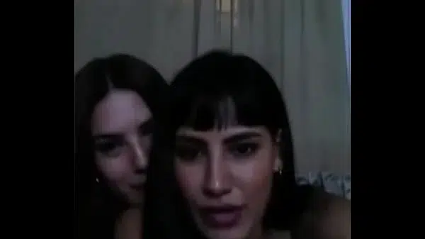 Putas Argentinas se tocan el culo en cam mientras bailan