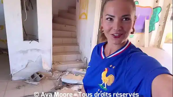 Une Supportrice française branle et suce des mecs dans un lieu abandonné pour le lancement de l’Euro 2024. Ils giclent tous sur son visage! GROSSE FACIALE