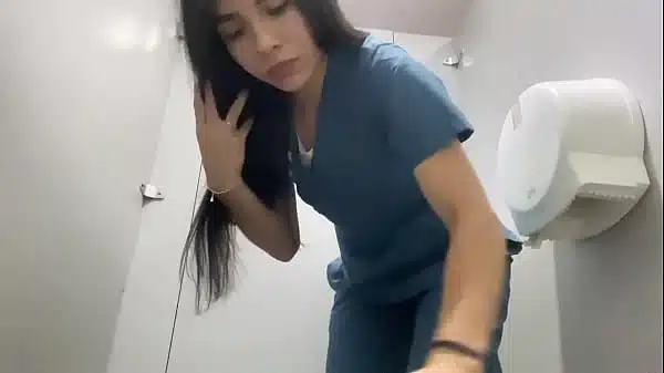 CÁMARA OCULTA DE ENFERMERA CULONA MASTURBANDOSE SQUIRTING REAL