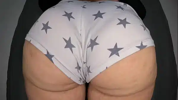 She Loves to Show Her Delicious Ass! Stepmother bouncing her buttocks