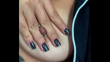 Amadora nua mostrando peitos naturais em close-up extremo – Detalhes macro (4K)