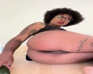 Devine Ce Que Prisca Fait Avec Un norme Concombre Et Un Prservatif