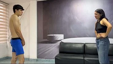 estaba haciendo ejercicio y mi hermosa mujer vino ayudarme con unas clases privadas y ella me invita a follar sexo caliente