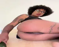 Devine Ce Que Prisca Fait Avec Un norme Concombre Et Un Prservatif