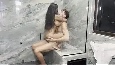 VOYEUR HERMANASTRO NOS ESPÍA EN LA DUCHA MIENTRAS TENGO SEXO CON UNA ASIATICA TETONA- YASMINA KHAN