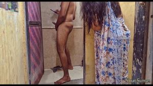 Indian Stepmom ne bathroom me dekha ladke ko hilate huya