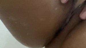 Me pongo bien caliente mientras me baño , quiero que me cojan rico