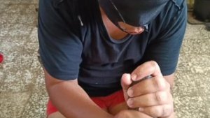 Mi vecino me pide que le acaricie su enorme y gruesa verga para exitarse y que luego se la chupe.