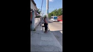 MILF de enorme trasero acepta tener sexo anal con un desconocido a cambio de unos poco billetes en Latinoamérica