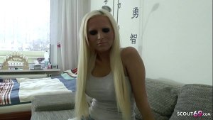 Schwester ueberrascht Stiefbruder beim onanieren und hilft ihm mit Sex – German Taboo