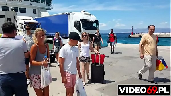 Darmowe filmy erotyczne – Między promem, a hotelem – występuje Sara [ Podrywacze ]