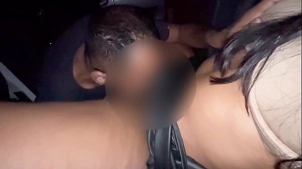 Desconhecido chupando a buceta da casada cheia de gala