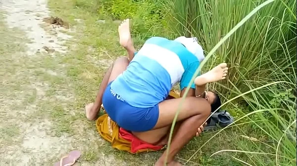 हिदुस्तानी पती पत्नी का जंगल मे मंगल गाव के घेतो मे डाॅगी स्टाईल चुदाई