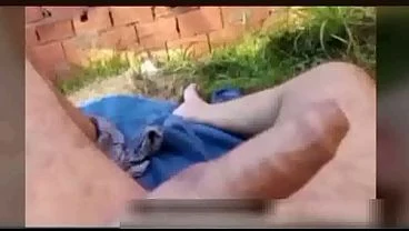 裸男在工地偷窥亚洲女性。