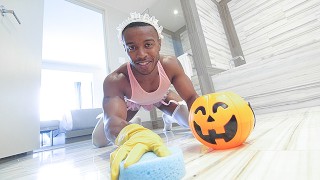 Maid’s Cleaning Skills Earn Him A Nice Big Fat Tip