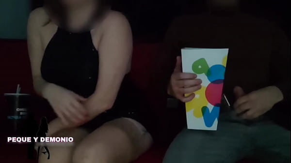 MANOSEADA POR UN DESCONOCIDO EN EL CINE…ME MOJÓ EL COÑO Y ME DEJÉ MASTURBAR EN PÚBLICO.