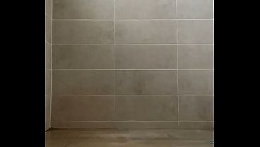 Mejicanito se baña para su audiencia voyerista