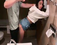 Minette Sexy En Jupe Courte Ne Perd Pas De Temps