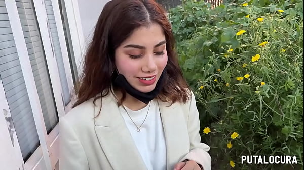 PutaLocura – La caliente latina Marina Gold es pillada y la chupa en la calle