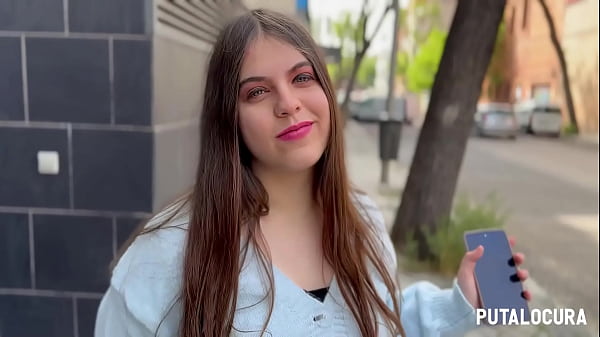 PutaLocura – Preciosa chubby española de ojos azules es pillada por Torbe y traga su leche