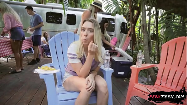 Sexo a Escondidas en Piscina Pública con Jovencita Culona! – PervTeen