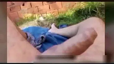 裸男在工地偷窥亚洲女性。