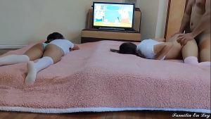 Mi Hijastra y su Amiga Deliciosa viendo Cartoon