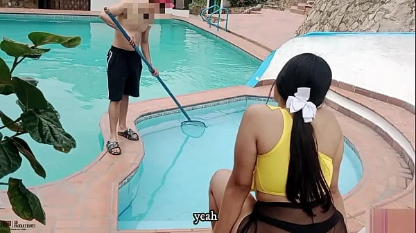 Día de piscina, sexo en público y creampie! La gran polla de mi hermanastro me destroza el coño en la piscina