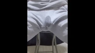 家でくつろいでいたら催し、そのまま我慢出来ずにお漏らしした男性