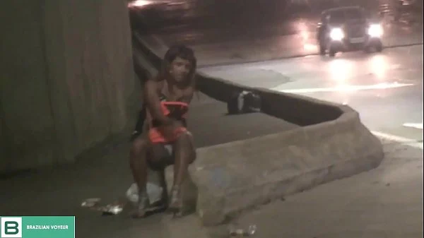 Ela bem safada saiu mostrando cu na rua.