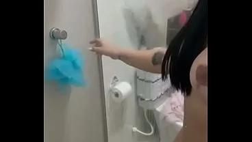 Esteva com muito tesão acabei tomando um banho bem safado molhando minha buceta