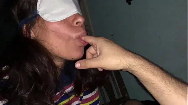Petera argentina con ojos vendados chupa pija