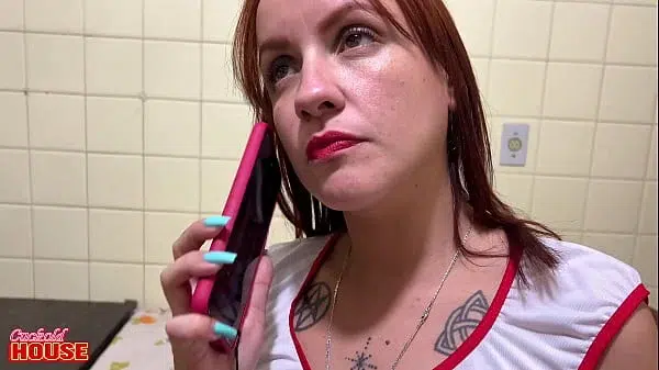 Corno voyeur assiste a esposa foder com entregador do supermercado na própria cozinha