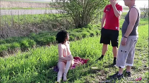 Die beiden erwischen reife Frau nackt beim Sonnen und ficken sie zusammen durch