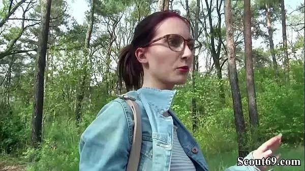 German Scout – Fremder überredet deutsche Lia Louise zum ficken nach der Uni