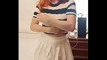 Mama cachonda le da unas buenas mamadas al amigo de su hijastro por miron