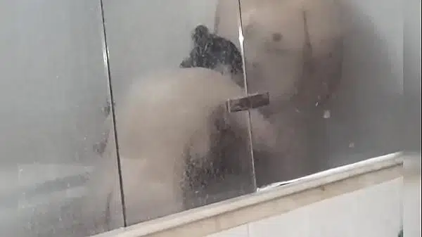 Mi amiga argentina me regala una follada en la bañera con una buena montada