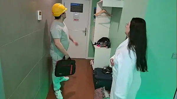 MILF latina hace que el manitas del hotel gordito la engrase y le corra a chorros