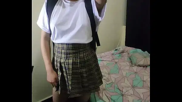 Pendeja colegiala argentina tocandose el coñito y su padreasto la graba