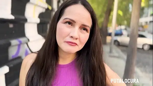 PutaLocura – La mexicana sensual Kiara M es convencida por Torbe y traga semen en pillada.