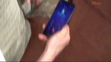 Une milf infidèle se fait baiser par voie anale et reçoit un appel de son mari