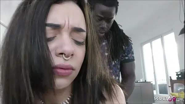 Deutsches Teen wird von Fluechtling und seinem Freund gefickt und mit Handy gefilmt – German Threesome